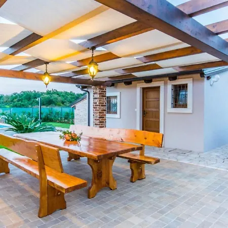 Lovely Holiday Home In Fazana With Swimming Pool