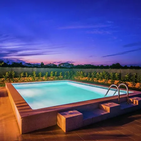 Lovely Holiday Home In Fazana With Swimming Pool