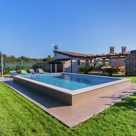 Lovely Holiday Home In Fazana With Swimming Pool Holiday home *