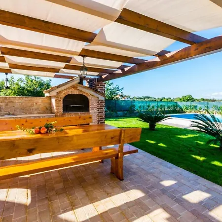 Lovely Holiday Home In Fazana With Swimming Pool Stinjan
