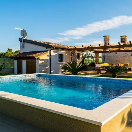 Lovely Holiday Home In Fazana With Swimming Pool Holiday home *