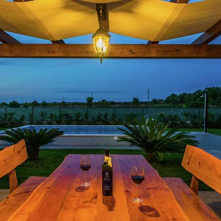 Lovely Holiday Home In Fazana With Swimming Pool *