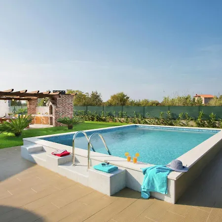 Holiday home Lovely Holiday Home In Fazana With Swimming Pool *