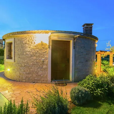 Holiday home Lovely Holiday Home In Fazana With Swimming Pool Stinjan