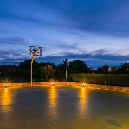 Lovely Holiday Home In Fazana With Swimming Pool * Stinjan