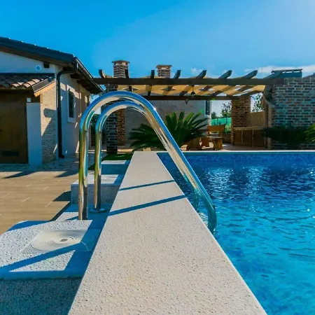 Holiday home Lovely Holiday Home In Fazana With Swimming Pool
