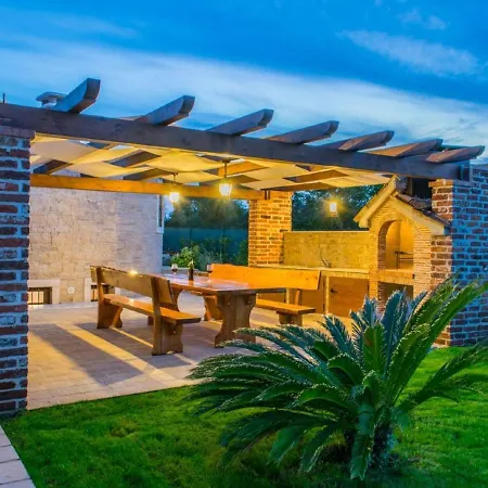 Lovely Holiday Home In Fazana With Swimming Pool * Stinjan