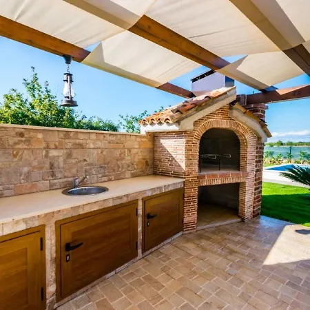 Lovely Holiday Home In Fazana With Swimming Pool *