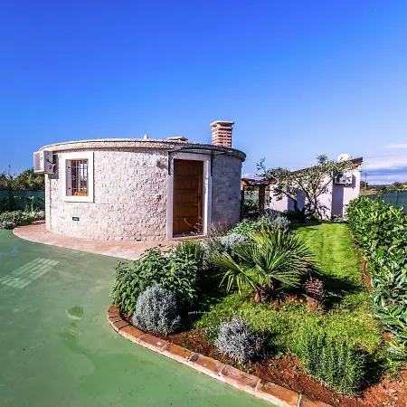 Lovely Holiday Home In Fazana With Swimming Pool *